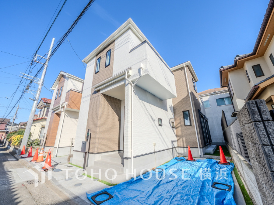 ふりそそぐ陽射しと開放的な空間形成。青空を背景に更なる美しさを醸す佇まい。暖かな陽光と爽やかな風がハーモニーを奏でる上質な空間を愉しむ暮らしがここにある。
