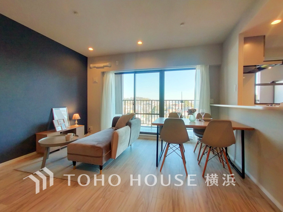 和やかで洗練された空間の演出。寛ぎとコミュニケーションを育む居心地のよい場所。やわらかな陽射しが降り注ぎ、室内に開放感と爽快感をもたらします。