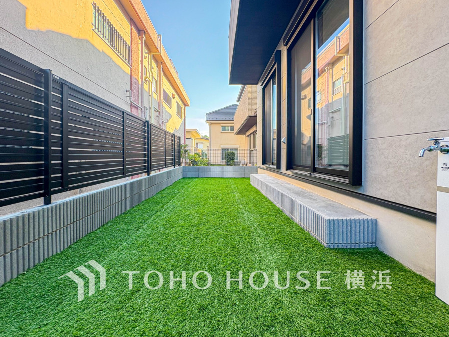 手入れの楽な人工芝が敷かれた庭。プライバシーを保ちつつ、くつろぎの空間として活用可能です。