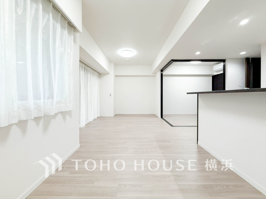 リビングに隣接した洋室の引き戸を開け放して空間を共有しながら開放的に使うこともできます。
