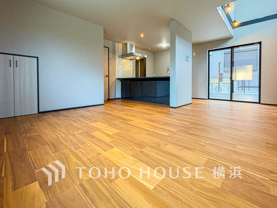 家族と過ごすひと時を溢れる光が優しく包み込むリビングダイニング。家族とともに、心穏やかに過ごすひととき。家族との時間、自分の時間を大切にできる空間がここにあります。