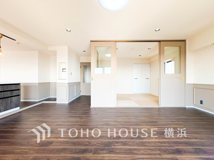 上質な時間を育む暮らしのメインステージは21.5帖の広々空間。寛ぎとコミュニケーションを育む居心地のよい場所。
