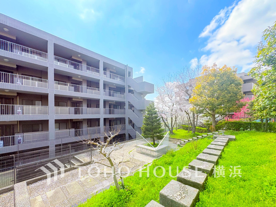 爽やかな青空の下に贅沢なほどに降り注ぐ陽光、豊かな居住性と、クオリティが見事に調和した住空間は、住まうことの喜びを感じさせてくれます。