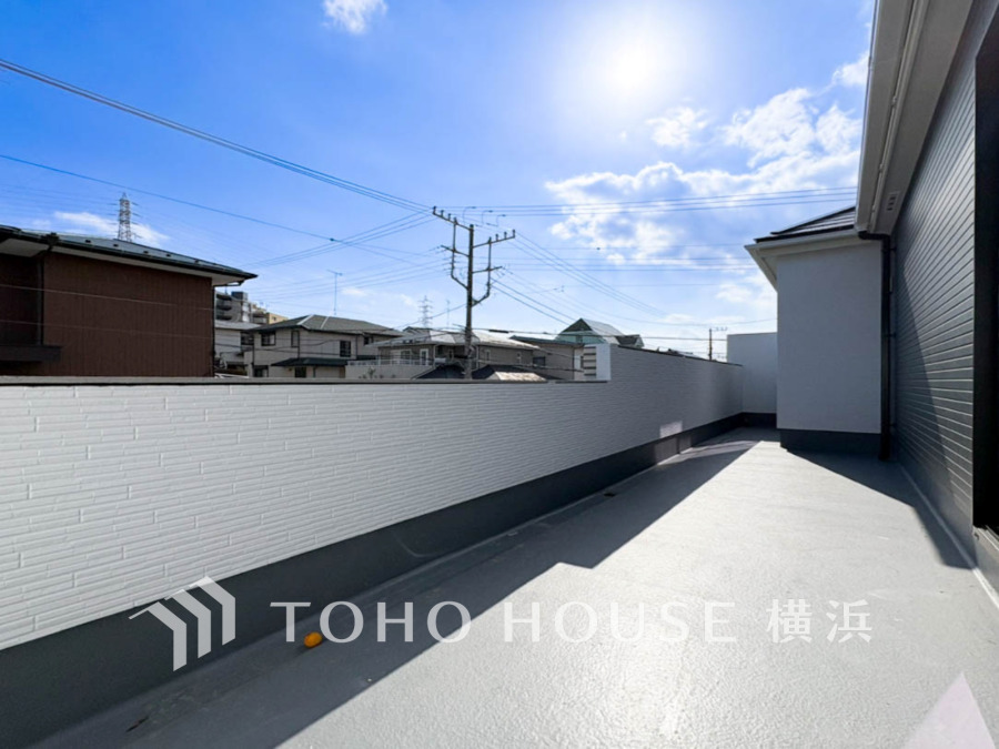 【2026年3月撮影】暮らしの中で光と風を演出してくれるバルコニー、見事なまでの開放的な空間を演出しながら、プライベート性も確保された空間は我が家の自慢です。