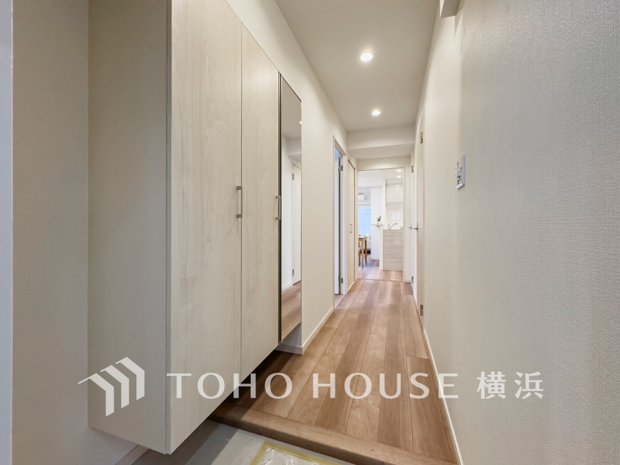 上質感漂う玄関と廊下。居住者の帰り、訪れる方を優しく迎える・安らぎに満ちた生活空間を予感させる。健やかな暮らしを楽しめることでしょう。