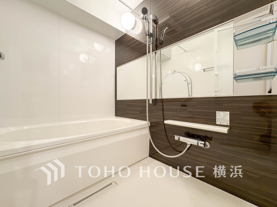 1日の疲れを取り心身を癒すことができる住まいの中のリラクゼーション空間、バスルーム。心からゆったりと寛いでいただけるよう、あたたかみのある色合いで仕上げています。