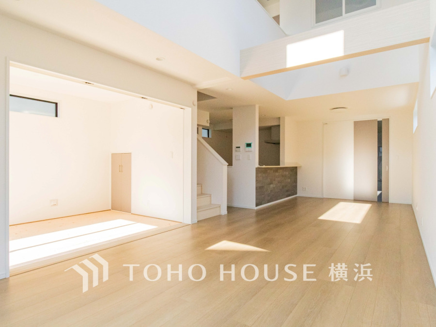 明るく開放的な空間が広がるLDK。室内には豊かな陽光が注ぎ込み、爽やかな住空間を演出。ホームパーティーでもゲストと一緒に料理を楽しみながら楽しい時間を過ごせそう。