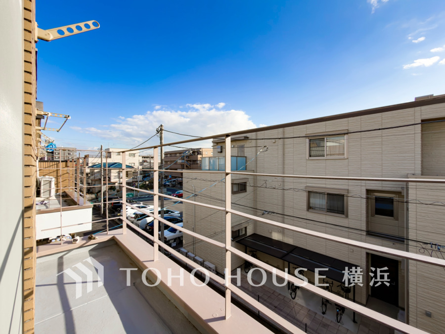 陽当たり良好なバルコニー。開放感があり、洗濯物も気持ちよく干せる快適なスペースです。