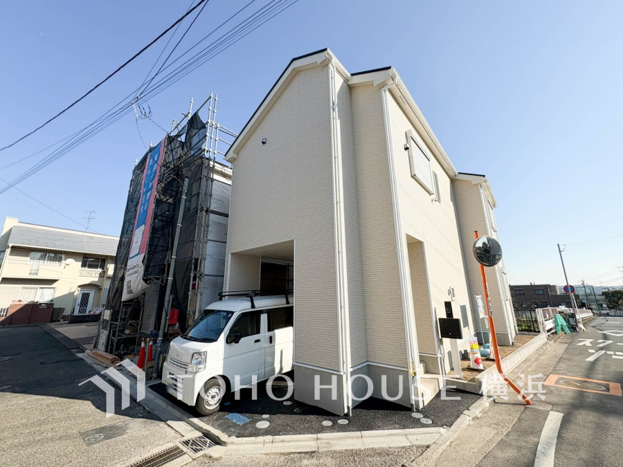 穏やかな風と陽光を導き、プライバシーに配慮された設計プランを採用し、居住性を一段と心地よいものにしています。周辺環境とのコラボレーションにより明るく開放的な空間を演出。