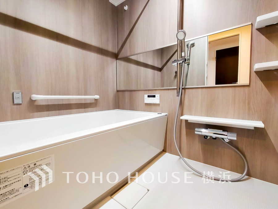 上質が感じられる質感とカラーリングで、清潔な空間美を実現。一日の疲れが癒される優雅なバスタイムを堪能できるゆとりあるバスルームです。