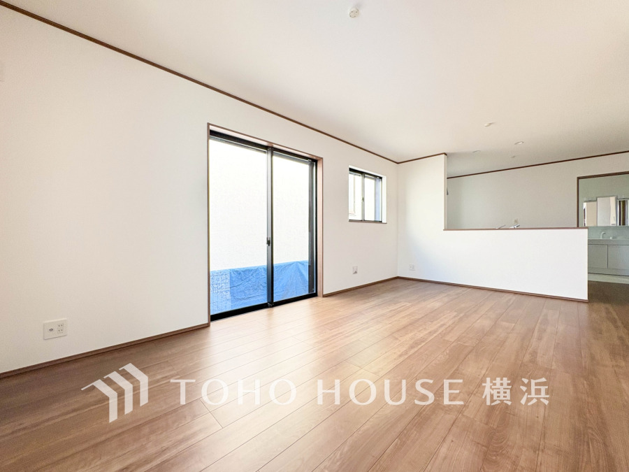 明るく開放的な空間が広がるLDK。室内には豊かな陽光が注ぎ込み、爽やかな住空間を演出。