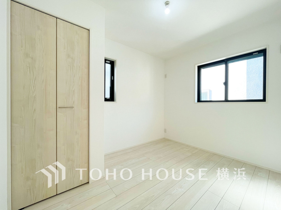 自然光が差し込む明るい洋室。収納スペースも充実し、シンプルで使いやすい空間です。