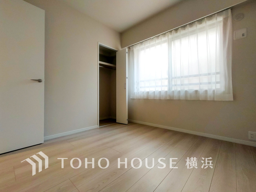 シンプルな内装と明るい空間で、自分らしい空間づくりを思い切り楽しめそうです。穏やかな陽射しが、ゆったりとした寛ぎの時間を包みます。