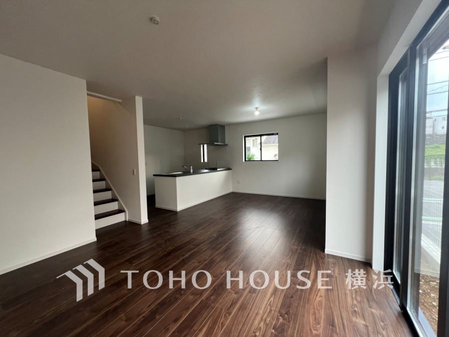 広々としたリビングダイニングは、シックでモダンな内装。落ち着いた雰囲気に包まれて、伸びやかな空間の中で、ゆったりと家族団らんのひとときを過ごせます。