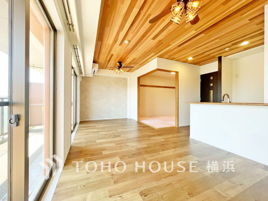 リビングは、家族と共有する生活圏。和室が隣接しており、明るく開放的な居住空間を提供します

