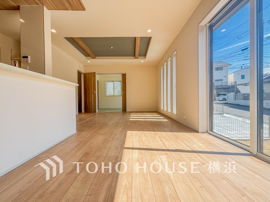 広く取られた窓からたっぷりと光が入る明るい空間。ゆとりあるLDK空間は隣接の和室を開放すると22帖超の大空間に。