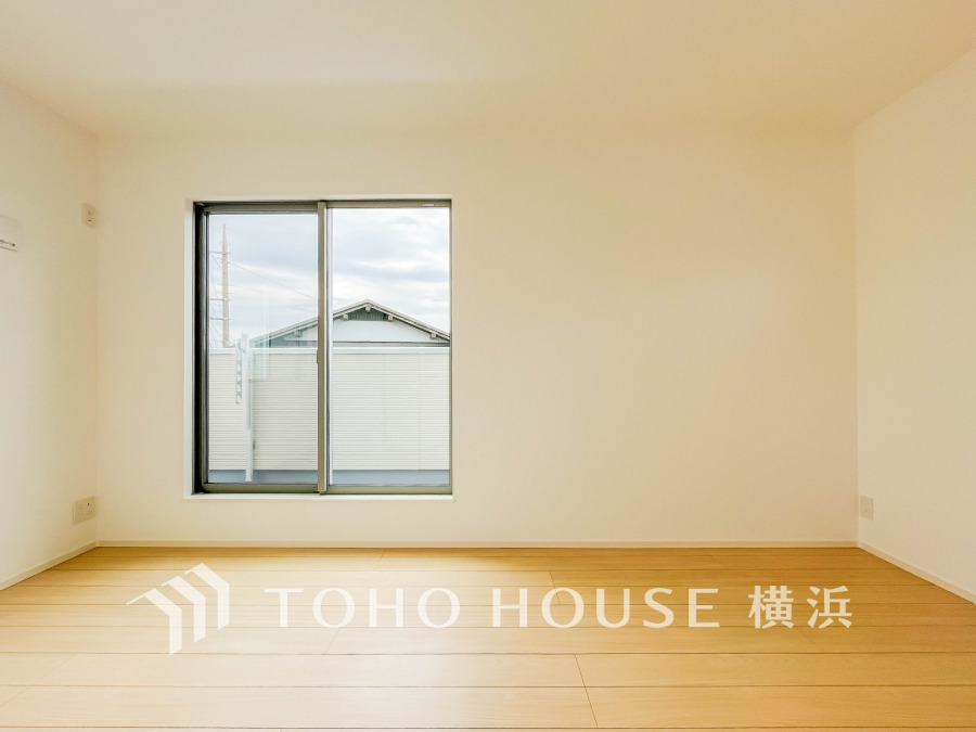 大きな窓からたっぷりと陽光が注がれる明るい空間。家族の成長に対応できる永住仕様の間取り。一日の疲れをいやしてくれる主寝室。時を忘れて過ごす場所として過ごせるお部屋。
