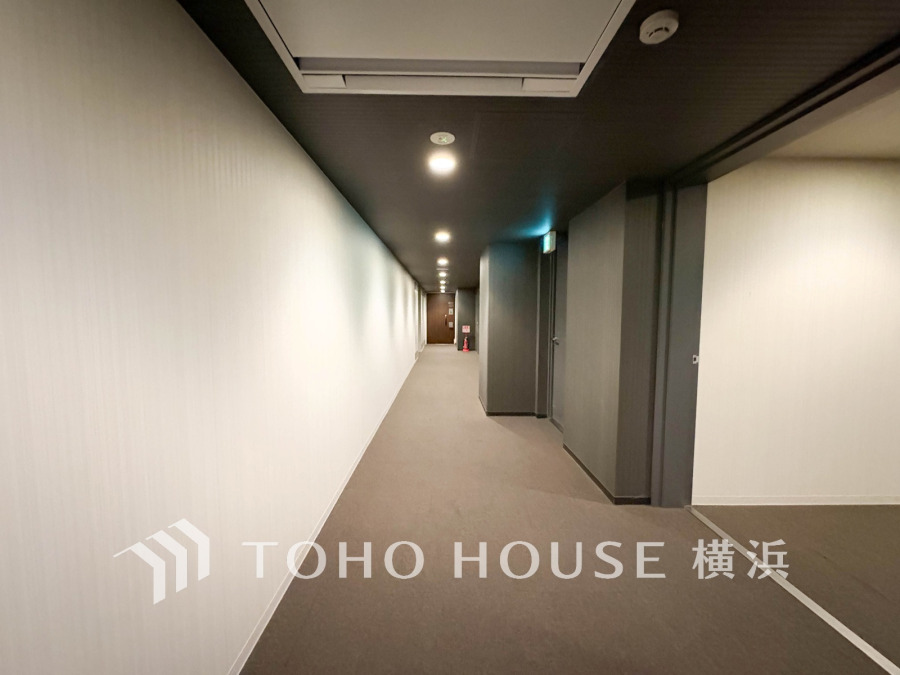 ホテルライクな内廊下を通りたどり着くあたたかなお住まい。安らぎ、快適、安心感、上質・・・様々な思いに応えながら、豊かな毎日を包みます。
