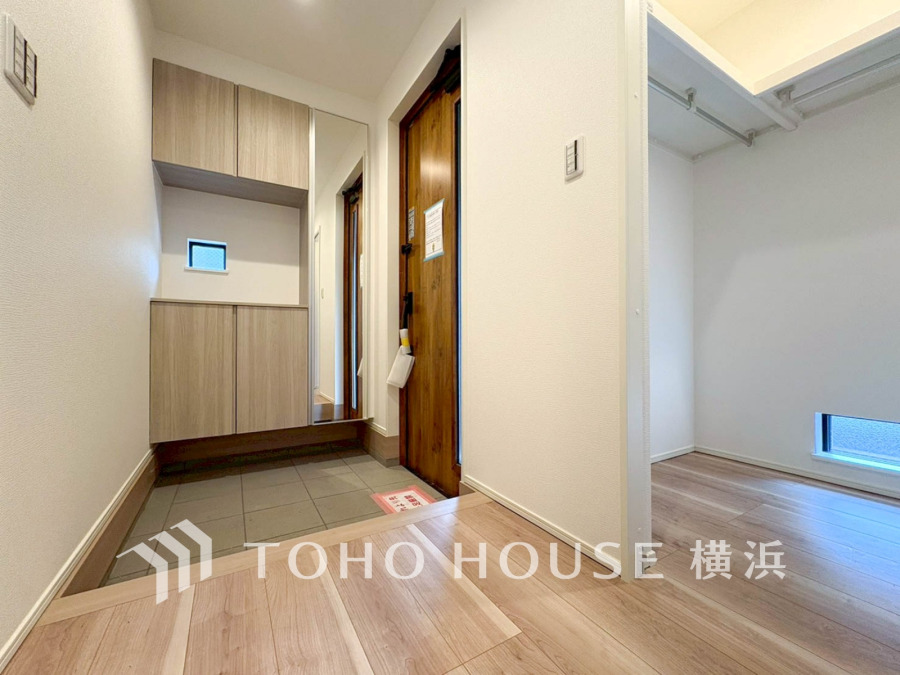 お客様をお迎えする玄関は落ち着いた雰囲気。帰りに着くたび洗練されたテイストの空間に迎えられ誇りと喜びを感じる玄関まわりです。