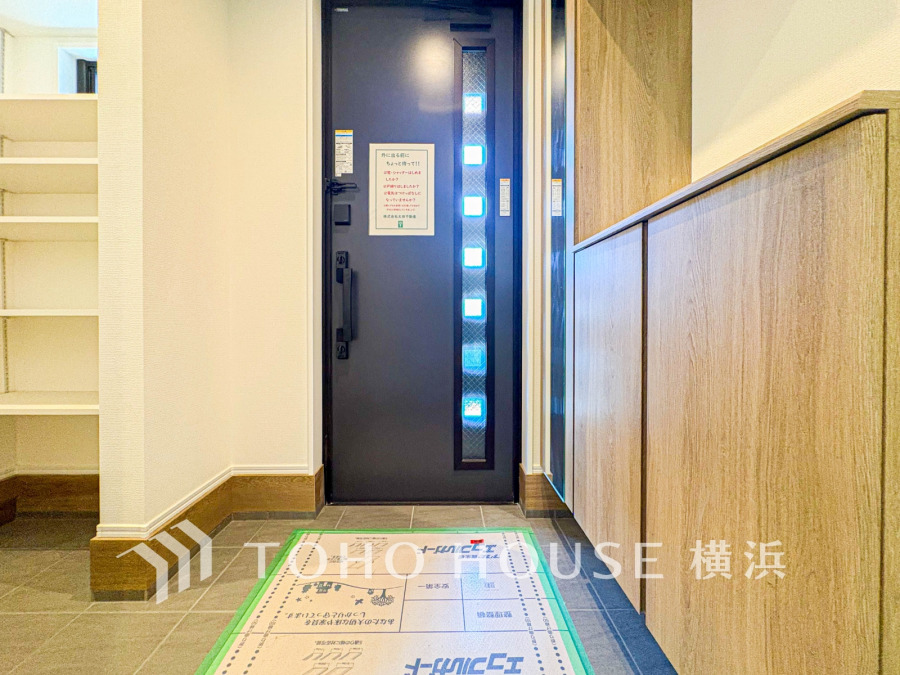 お客様をお迎えする玄関は落ち着いた雰囲気。帰り着くたびに洗練されたテイストの空間に迎えられ誇りと喜びを感じる玄関まわりです。 