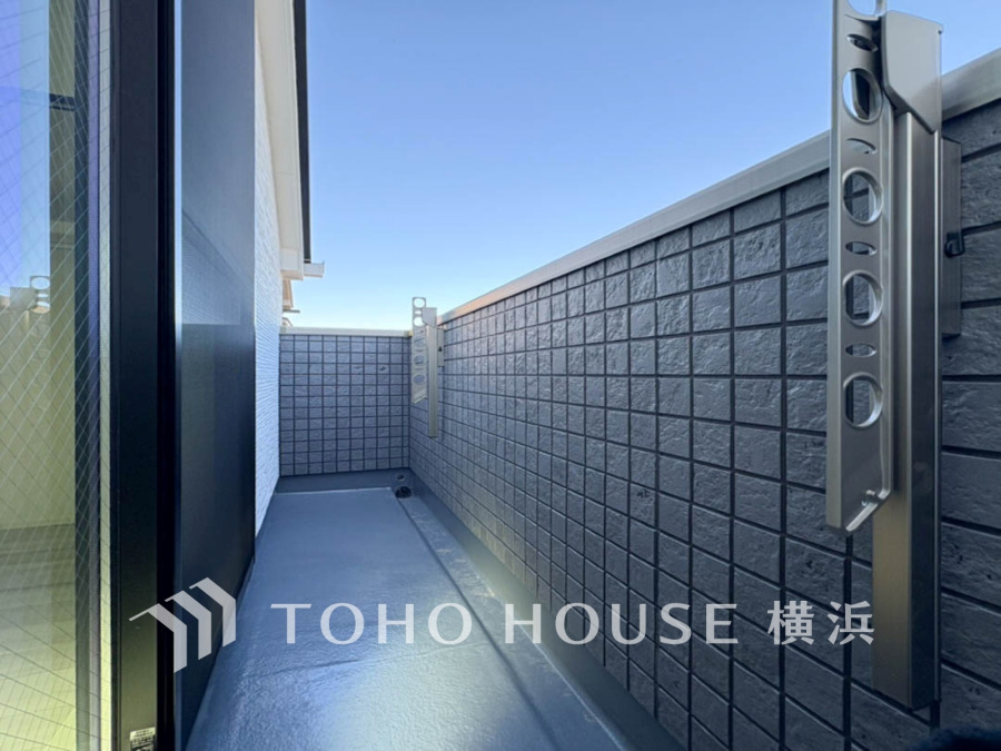 広いバルコニーは、暮らしの中での光と風を演出してくれています。見事なまでの開放的な空間をお楽しみください。