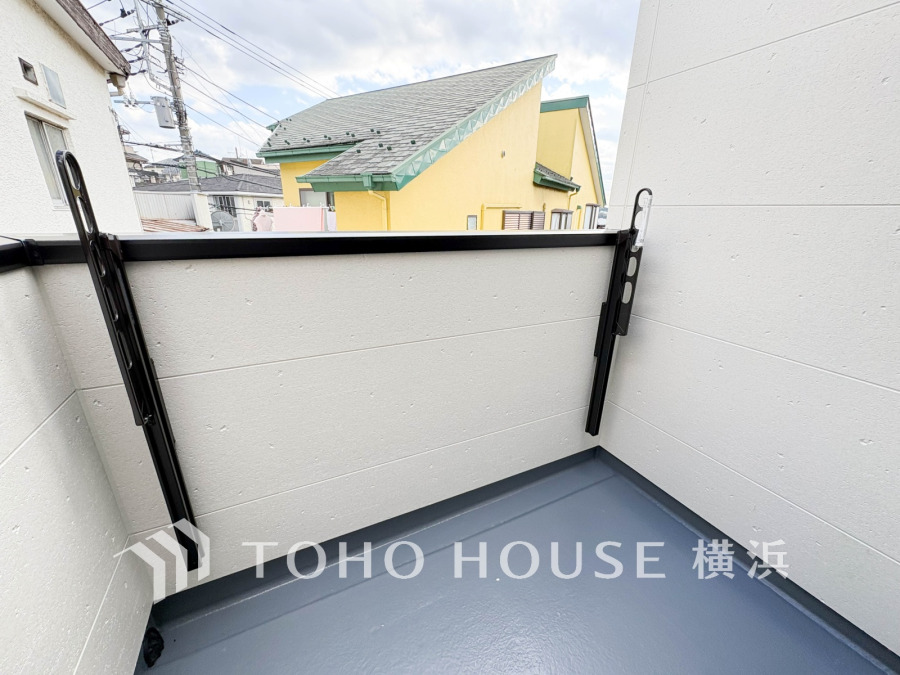 暮らしの中で光と風を演出してくれるバルコニー、見事なまでの開放的な空間を演出しながら、プライベート性も確保された空間は我が家の自慢。