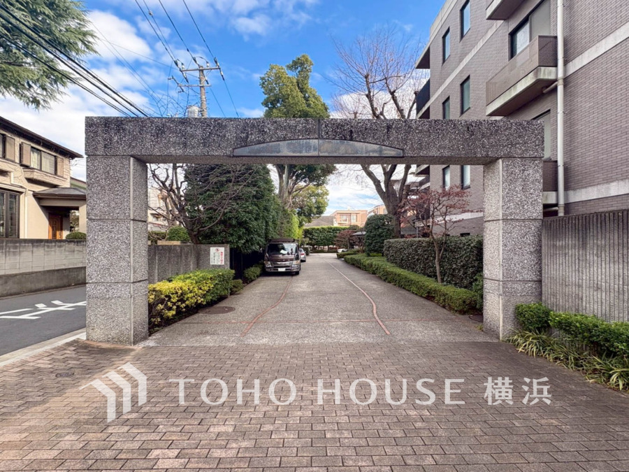 堂々たる趣ながら、主張し過ぎずどこか余裕を感じさせるシャープなフォルムで佇む邸宅は、晴天の空と照らし合わせる事で、本来あるべき完成形の姿を見せてくれます。