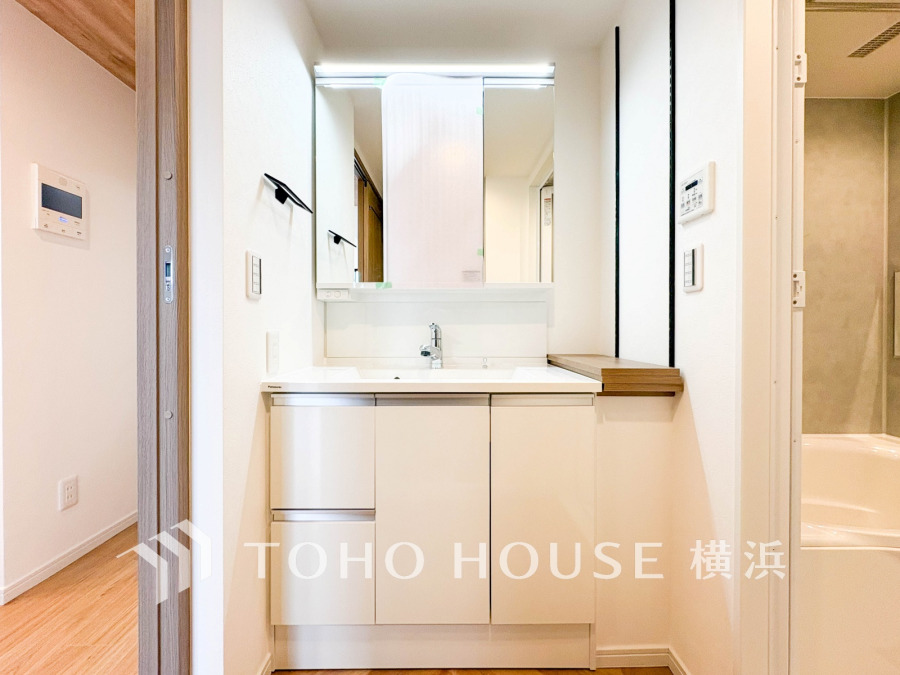 新規交換された洗面化粧台は美しく使いやすい機能が備えられています。