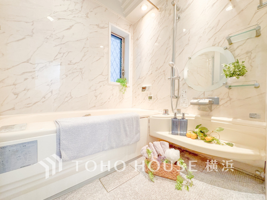 掃除のしやすさ・収納の便利さなど、おふろを使う人、お手入れする人、みんなにとっての「しあわせ性能」を追求したバスルームを採用いたしました。