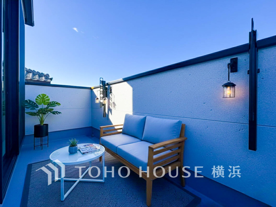 たっぷりの陽光が差し込むバルコニー。健やかな暮らしを守る太陽の恵みを存分に享受できます。爽やかな風と暖かな陽射しが紡ぐハーモニーが日々の暮らしのBGMになることでしょう。（家具・調度品はAI加工です）