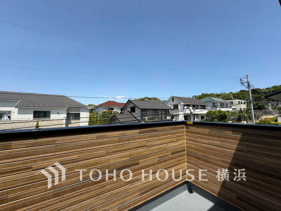 明るく開放的なバルコニーからは、静かな住宅街の景色と青空が広がり、ゆったりとした時間を楽しめます。