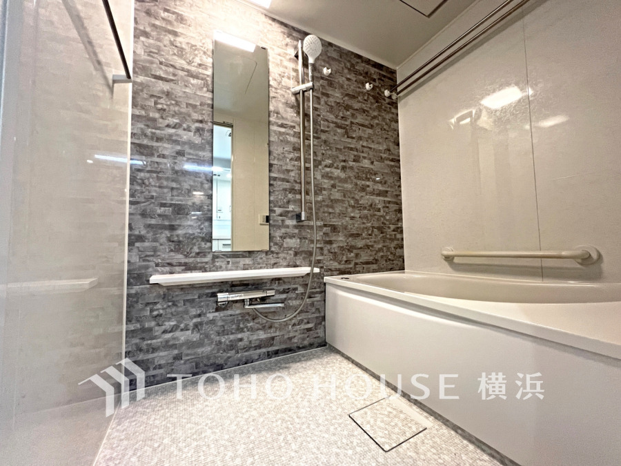 心地よいリラックスを叶える清潔感溢れる美しい空間。快適で機能的なバスルームです。
