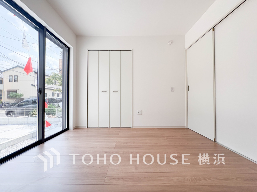 大きな窓から自然光が差し込む明るい室内。収納も充実しています。