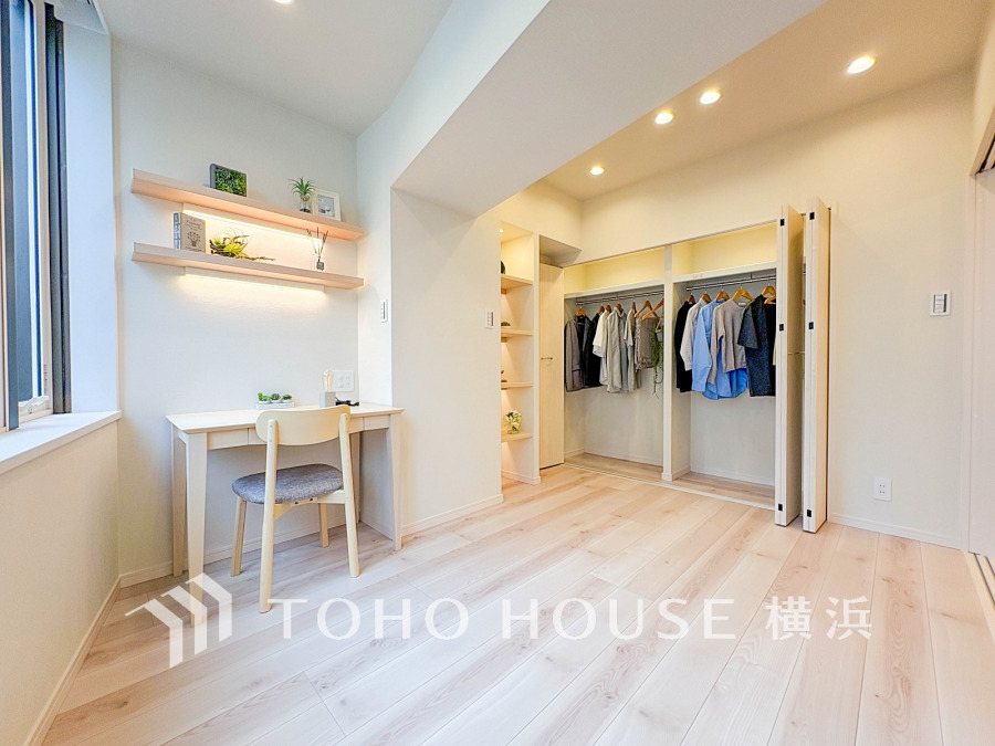 たっぷりの収納を備えた洋室。プライベートな自分時間を快適に過ごせるお部屋です。
