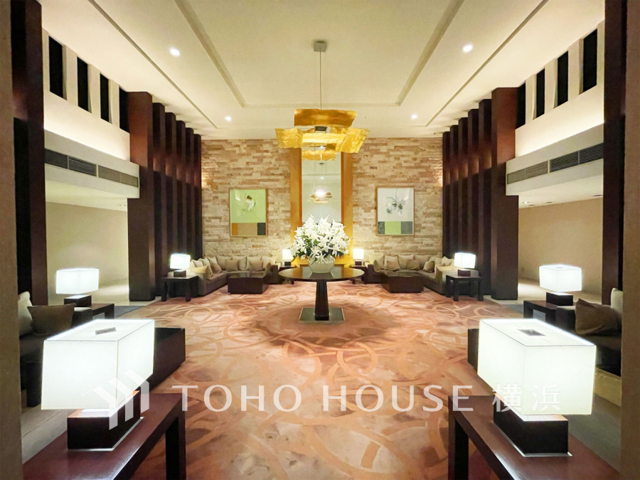 優美な佇まいで住まう誇らしさを感じるラグジュアリーなエントランス。