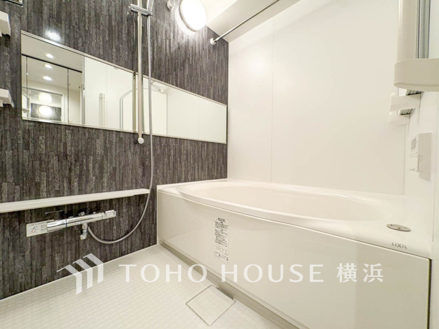 掃除のしやすさ・収納の便利さなど、おふろを使う人、お手入れする人、みんなにとっての「しあわせ性能」を追求したバスルームを採用いたしました。