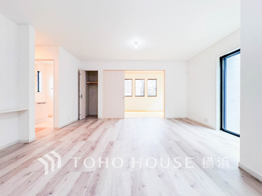 柔らかな色合いのフローリングと清潔感の溢れるクロスが明るい空間を創り出しているリビングダイニング。憩いの場に相応しく、ここで楽しむ家族の時間が絆をより深めてくれそうです。