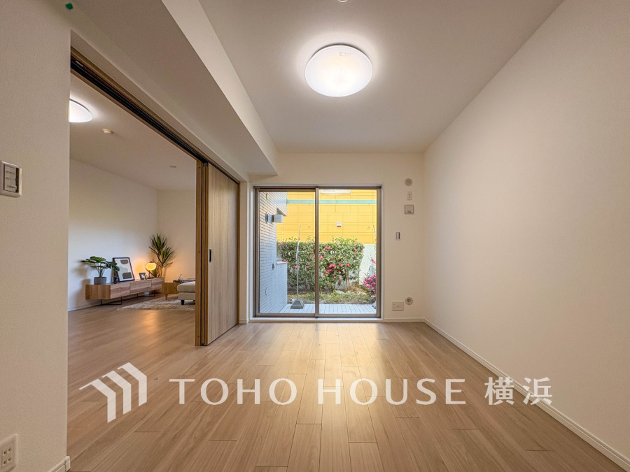 バルコニーに面した南向きの洋室。扉を開放して隣接するリビングと一体化して使うことも可能です。
