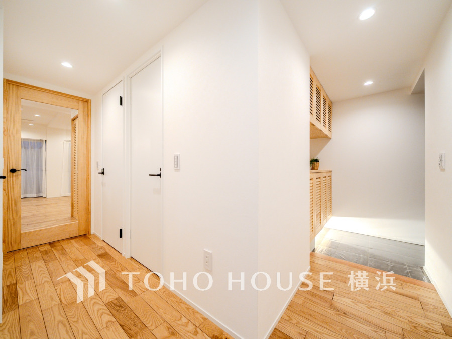 ゆとりある広さで上質感漂う玄関スペース。落ち着いた色を基調としていて、優しい印象です。
