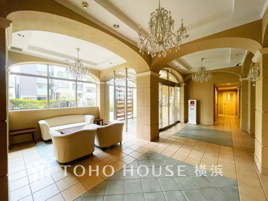 高級感あふれるエントランスホール。自然光が差し込み、ゆったりとしたソファスペースでお寛ぎ頂けます。