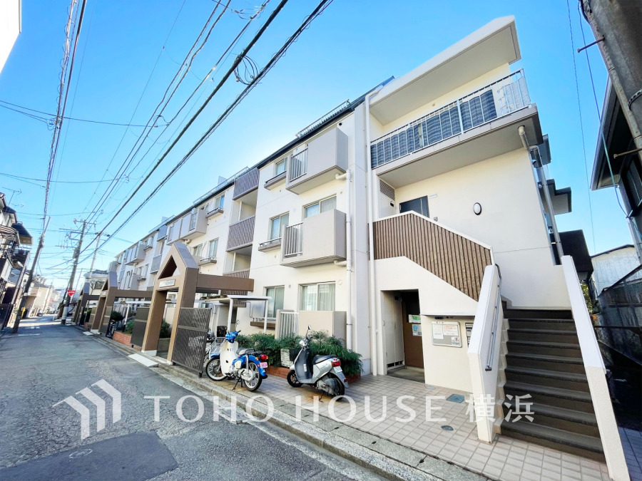 時代の流れに惑わされないシックなカラートーンで街並みに溶け込む外観は、主張し過ぎず、また平凡になり過ぎず絶妙なコントラストで輝きを放ちます。