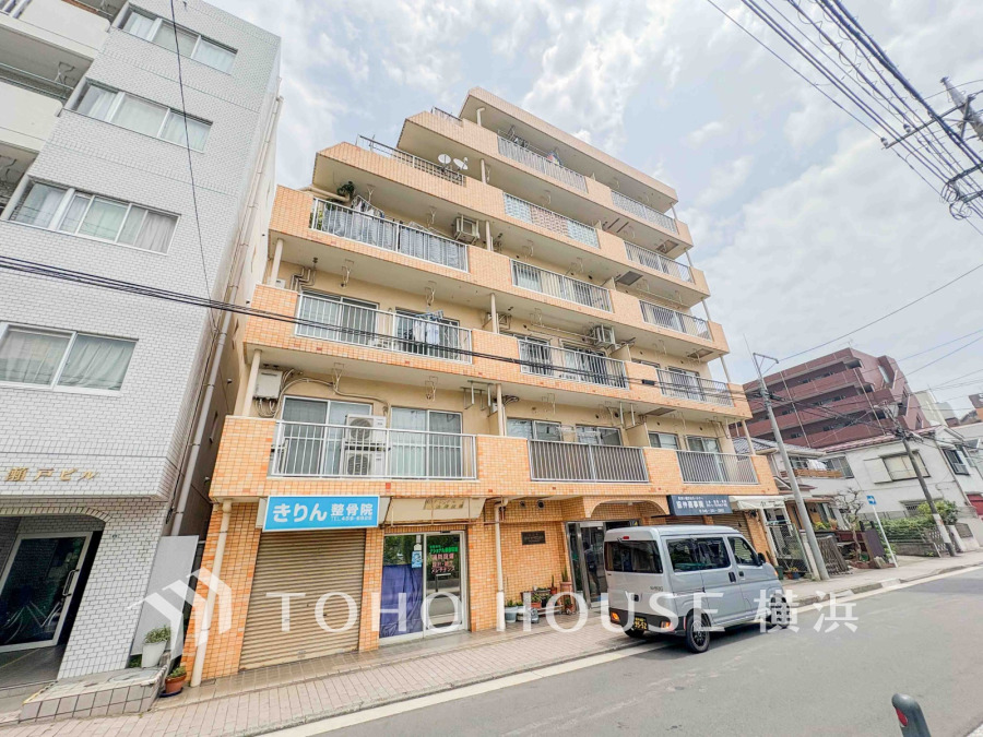 時代の流れに惑わされないシックなカラートーンで街並みに溶け込む外観は、主張し過ぎず、また平凡になり過ぎず絶妙なコントラストで輝きを放ちます。