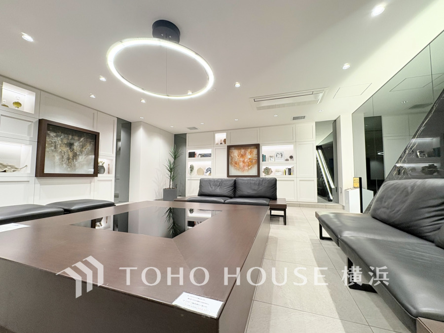 洗練されたデザインと落ち着いた色調が調和する、快適でスタイリッシュなラウンジスペースです。