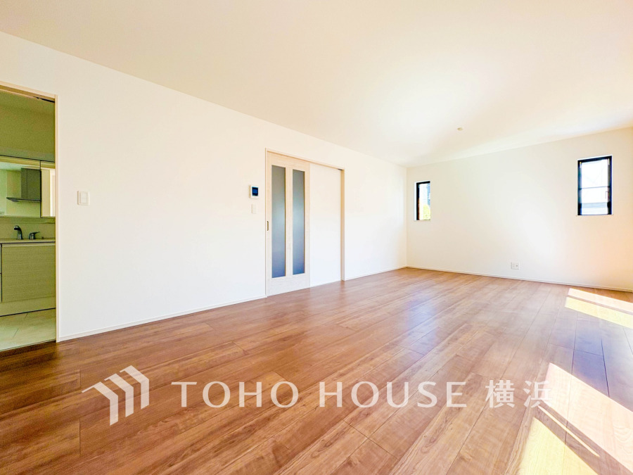 明るく開放的な空間が広がるLDK。室内には豊かな陽光が注ぎ込み、爽やかな住空間を演出。ホームパーティーでもゲストと一緒に料理を楽しみながら楽しい時間を過ごせそう。