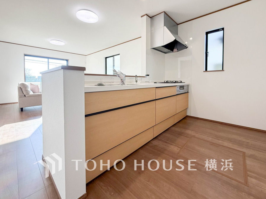 内装の主役でもあり、日常活躍する重要な水回りでもあるからこそ機能性・デザイン性に力を入れております。お手入れのしやすいシステムキッチンを採用しております。