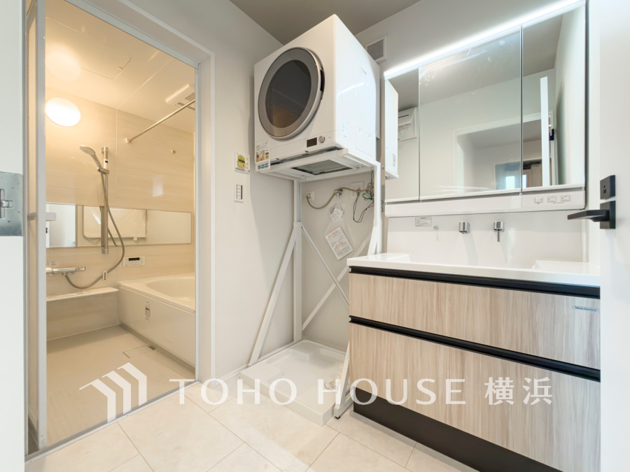 落ち着いた空間を演出するカラーと、ゆったり落ち着いてお使い頂ける広さが魅力のパウダールーム。居室からも独立しており、プライベート空間を保ちます。