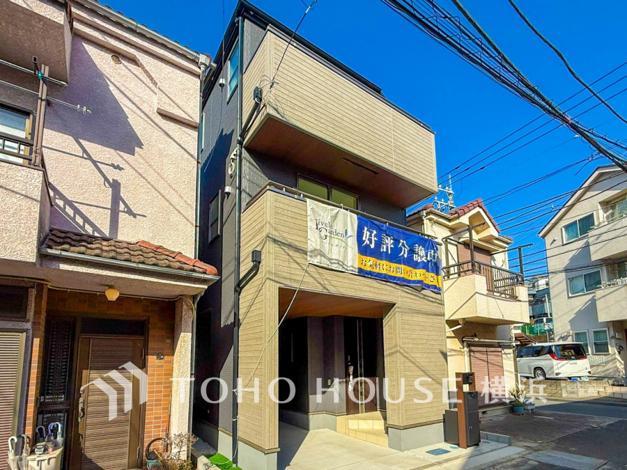 ふりそそぐ陽射しと開放的な空間形成。青空を背景に更なる美しさを醸す佇まい。暖かな陽光と爽やかな風がハーモニーを奏でる上質な空間を愉しむ暮らしがここにある。