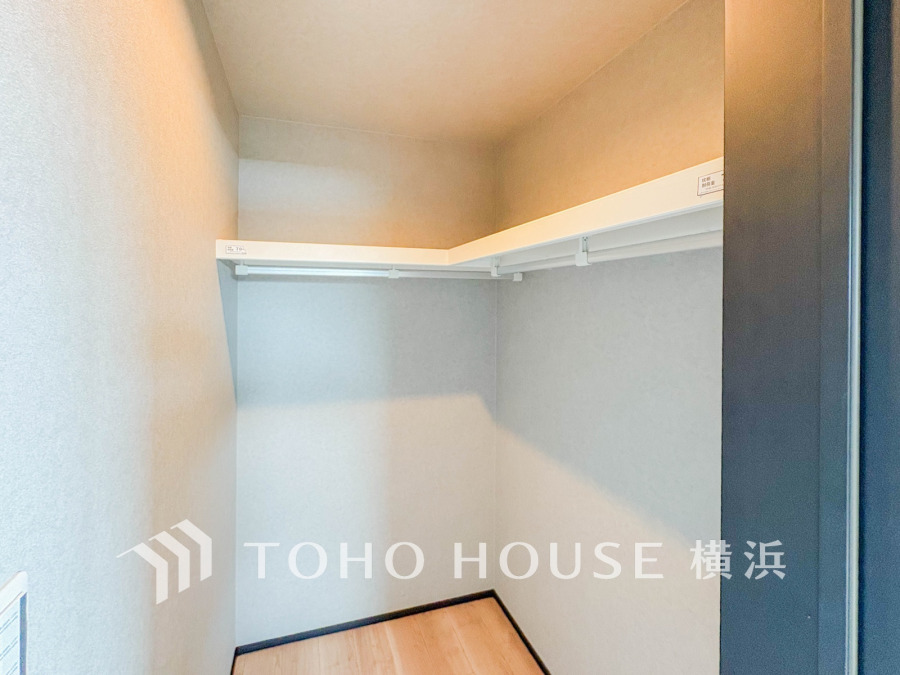 たっぷりとした収納スペース・ウォークインクローゼット。その収納力は是非ご自身の目でお確かめください。冬物のコートやスーツなど、大切なお洋服を皺なく収納できます。