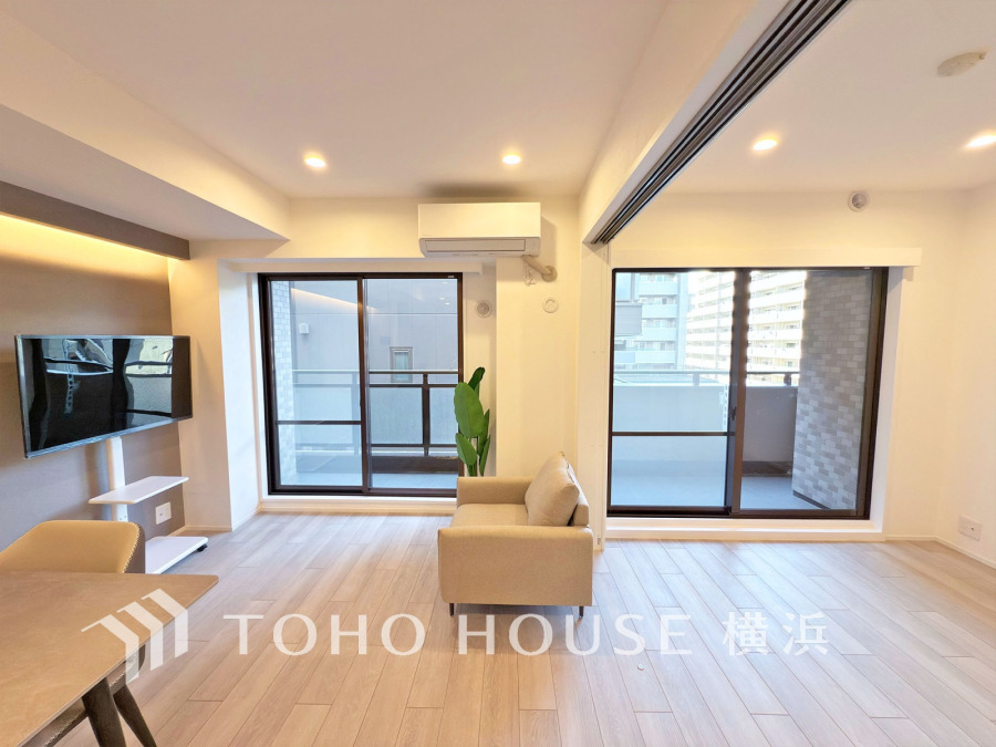 和やかで洗練された空間の演出。寛ぎとコミュニケーションを育む居心地のよい場所。やわらかな陽射しが降り注ぎ、室内に開放感と爽快感をもたらします。