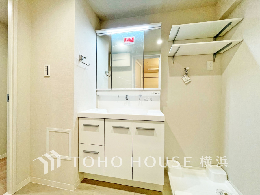 新規交換された洗面化粧台は美しく使いやすい機能が備えられています。